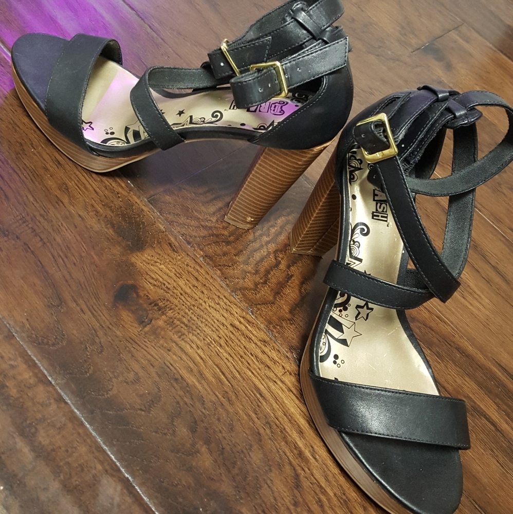 Brash double buckle heels. - Picture 10 of 15